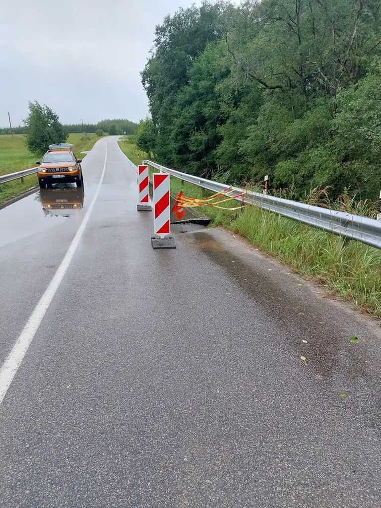 Užvenčio kelyje uždarytas eismas: po audros liko kliūčių