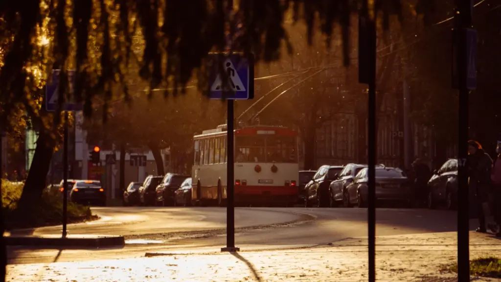 Vilniaus gatvėmis važiuojantis viešasis transportas saulėtą dieną, aktualu keičiantis tvarkaraščiams.