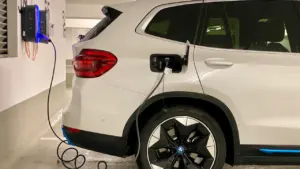 Kaip prieš kelionę palyginti benzino, dyzelino ir elektromobilio kainą