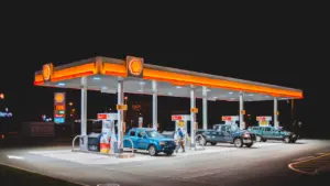 Kiek kainuoja kelionė automobiliu ir ar verta sukti į pigesnę degalinę