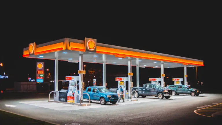 Kiek kainuoja kelionė automobiliu ir ar verta sukti į pigesnę degalinę