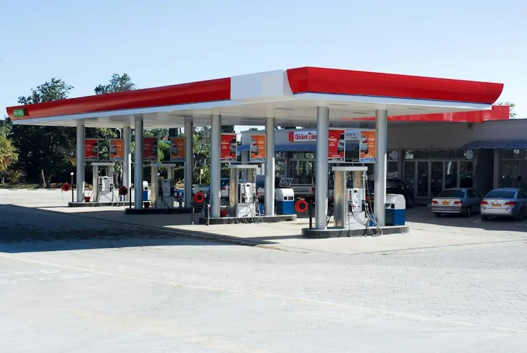 Kiek kainuoja kelionė automobiliu ir ar verta sukti į pigesnę degalinę
