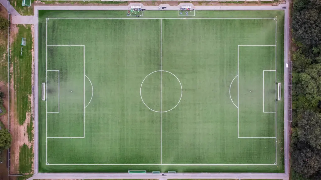 Futbolo aikštė iš paukščio skrydžio prieš svarbias futbolo rungtynes Marijampolės stadione.