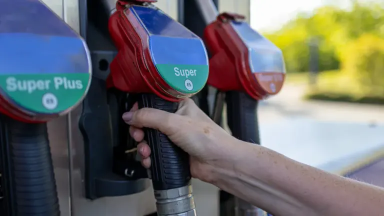 Benzinas ar dyzelinas: kaip apskaičiuoti 100 km kainą