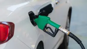 Degalų papildymas į automobilio baką degalinėje spalio mėnesį Lietuvoje