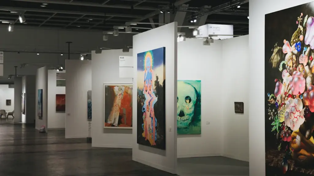 Šiuolaikinė meno galerijos erdvė su eksponuojamais paveikslais kultūros renginių apžvalgai Pakruojyje.