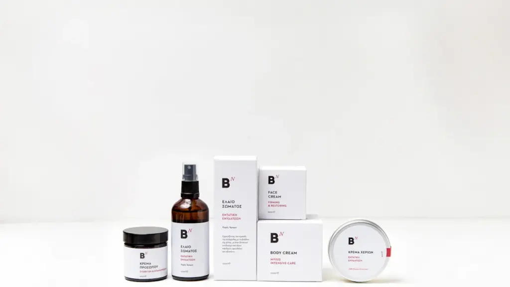 Minimalistiniai odos priežiūros produktų indeliai ant balto fono, reprezentuojantys grožio rutiną.