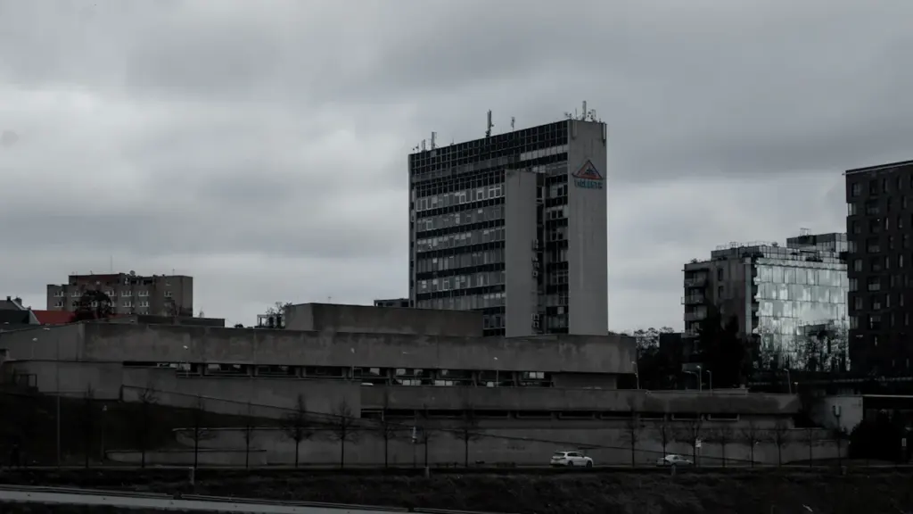 Miesto urbanistinis peizažas su aukštais biurų pastatais apniukusią dieną Vilniuje.
