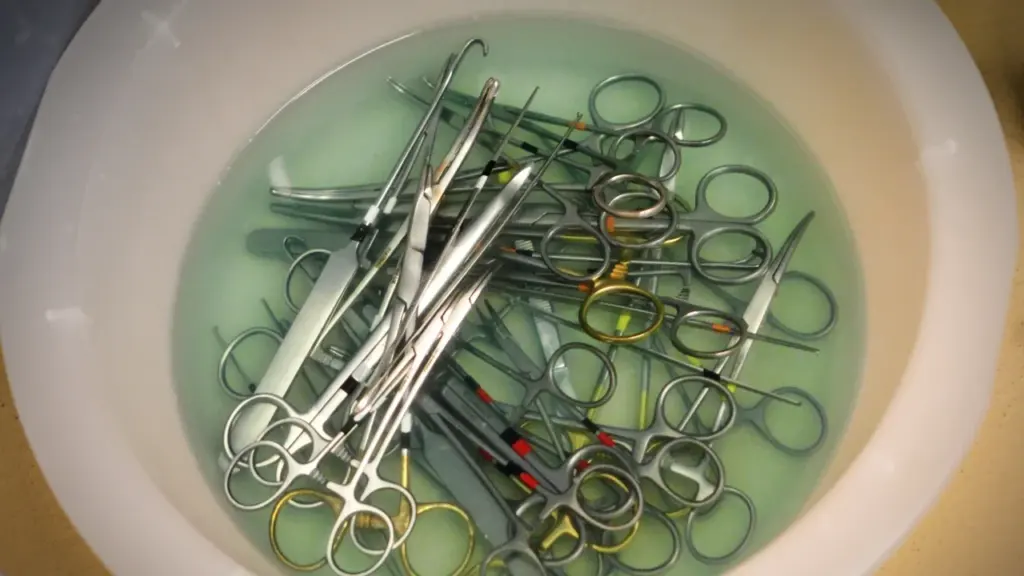 Veterinariniai chirurginiai instrumentai mirkomi dezinfekciniame skystyje prieš operaciją klinikoje